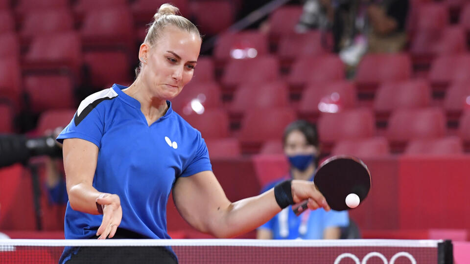 Na snímke slovenská stolnotenisová reprezentantka Barbora Balážová odvracia loptu v osemfinále mixu proti rumunskej dvojici Bernadette Szőcsová, Ovidiu Ionescu počas XXXII. letných olympijských hier v Tokiu, 24. júla 2021. FOTO TASR - Michal Svítok