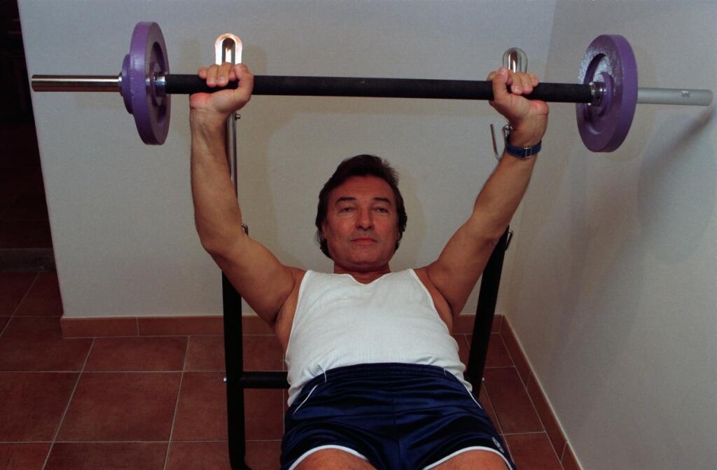 Fenomenálny Karel Gott bol podľa publikácie s názvom Gott – Československý príbeh, prísnym strážcom informácii o svojom živote. Neraz si ho vraj prikrášľoval nepravdivými, či skreslenými skutočnosťami.