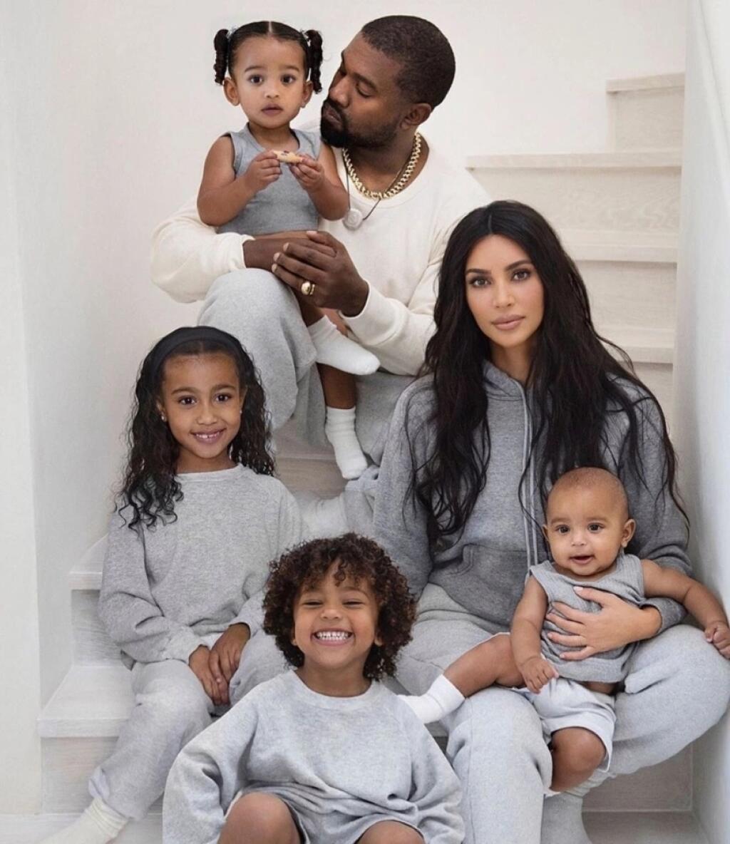 Časť klanu Kardashian-Jenner.