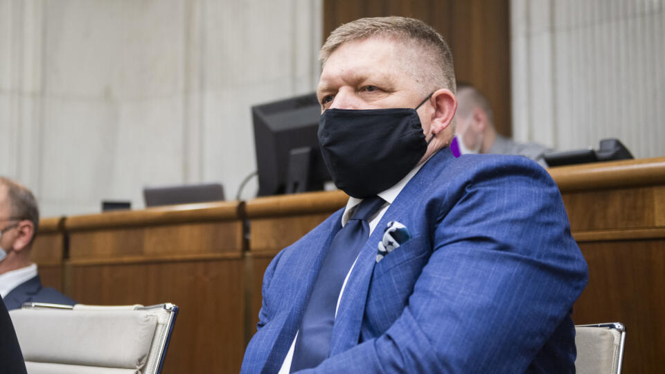Na snímke poslanec Robert Fico (SMER-SD) počas hlasovania na 6. rokovaní NR SR o programovom vyhlásení vlády v Bratislave 22. apríla 2020. FOTO TASR -Jaroslav Novák