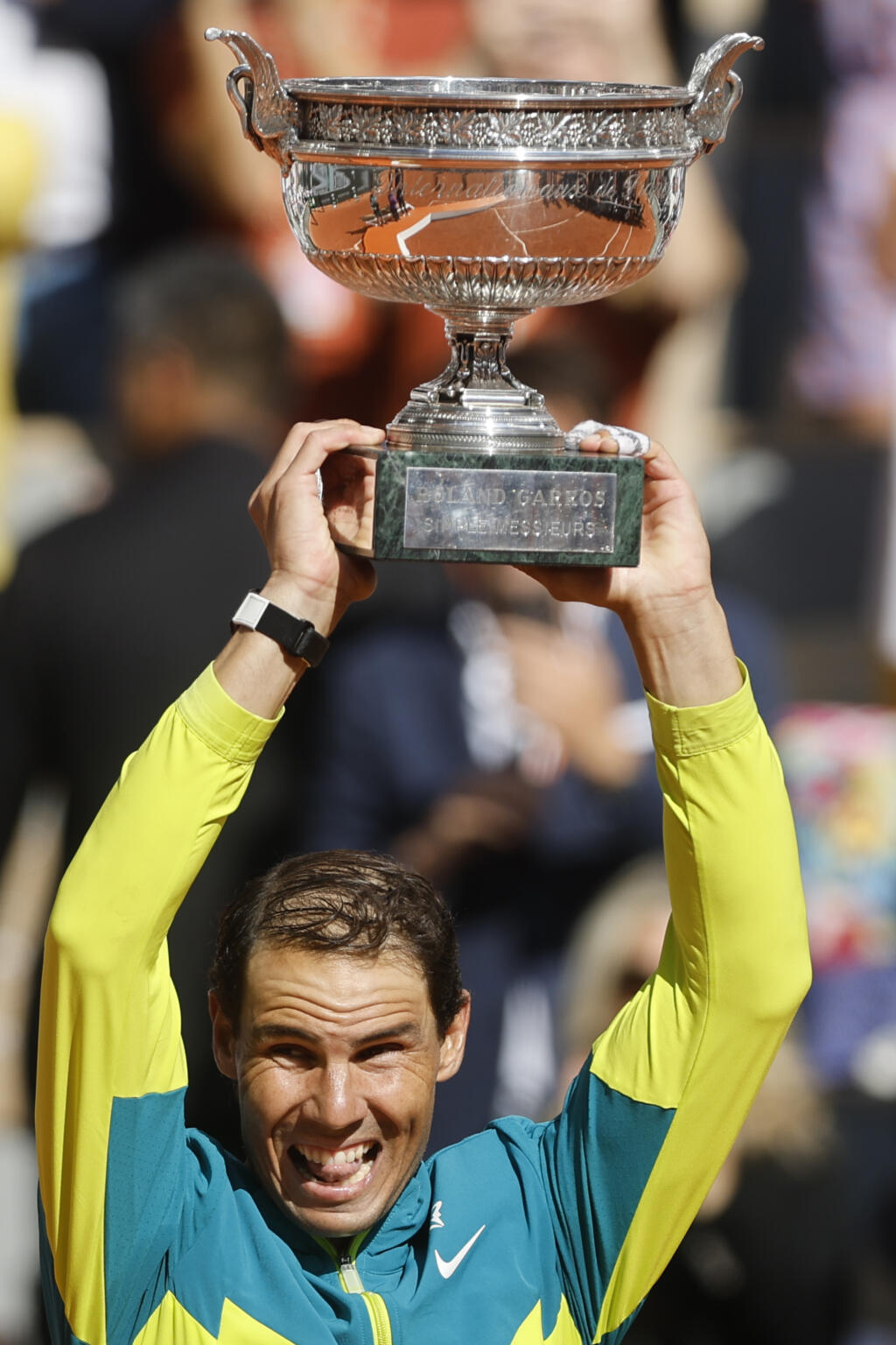 JB 86 Paríž - Španielsky tenista Rafael Nadal zdvíha trofej po jeho výhre nad Nórom Casperom Ruudom vo finále mužskej dvojhry na grandslamovom turnaji Roland Garros v Paríži 5. júna 2022. FOTO TASR/AP
Spain's Rafael Nadal lifts the cup after defeating Norway's Casper Ruud in their final match of the French Open tennis tournament at the Roland Garros stadium Sunday, June 5, 2022 in Paris. Nadal won 6-3, 6-3, 6-0. (AP Photo/Jean-Francois Badias)
