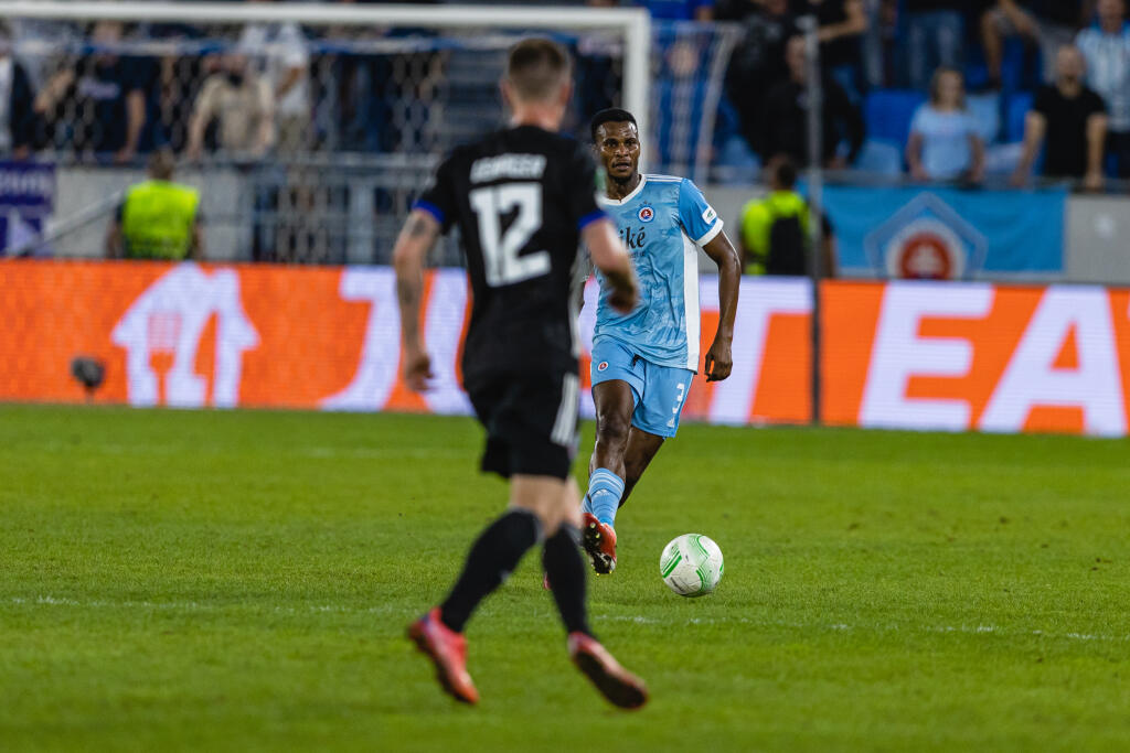 Na snímke Uche Agbo počas zápasu F skupiny Európskej konferenčnej ligy medzi ŠK Slovan Bratislava a FC Kodaň.