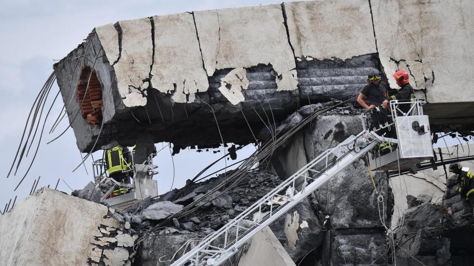 Pohotovostné zložky pracovali na mieste tragédie celú noc v nádeji, že v troskách nájdu ďalšie živé osoby. Pri zrútení časti Morandiho mosta spadlo z výšky niekoľkých desiatok metrov aj 30-35 osobných a viacero nákladných áut.