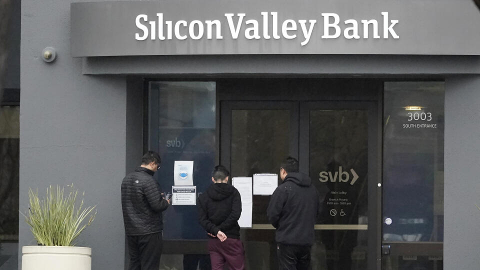 WA 40 Santa Clara - Ľudia si čítajú oznam pred vchodom do banky Silicon Valley Bank (SVB) v kalifornskej Santa Clare v piatok 10. marca 2023. Po skončení desaťročnej éry lacných peňazí sa v globálnom finančnom systéme objavujú trhliny. Niektorí investori sa tak obávajú
