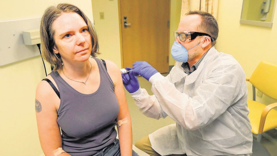 Začiatok testovania proti koronavírusu v USA. Prvú dobrovoľníčku zaočkovali ešte v marci. Nemecký Pfizer je však ďalej než americká Moderna, ale Američania výskum vakcíny viac medializujú, a tak je to známejšie, povedal infektológ Peter Sabaka.