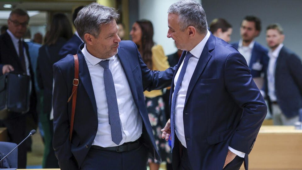 Český minister priemyslu a obchodu Jozef Síkela (vpravo) sa rozpráva s nemeckým ministrom hospodárstva Robertom Habeckom.
