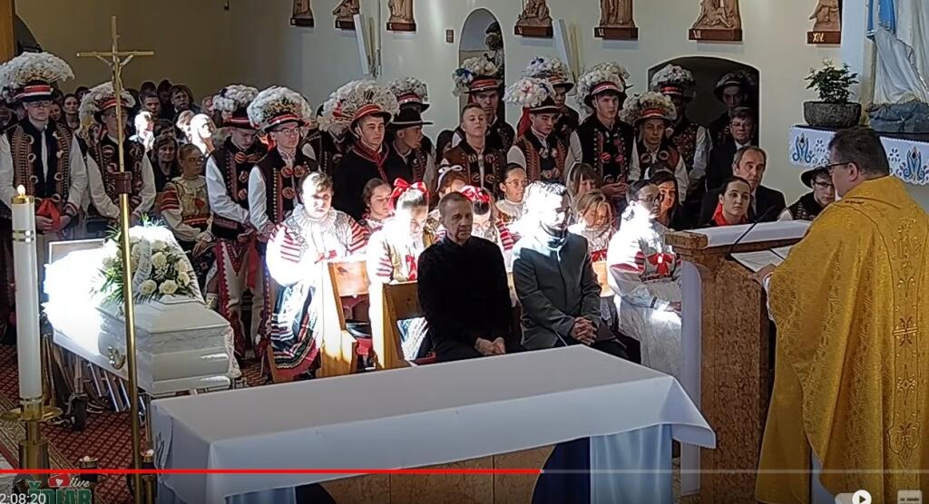 Kňaz počas kázne neoslovoval priamo pozostalých. Držal sa slov evanjelia a cesty apoštolov na ceste do Emauz.