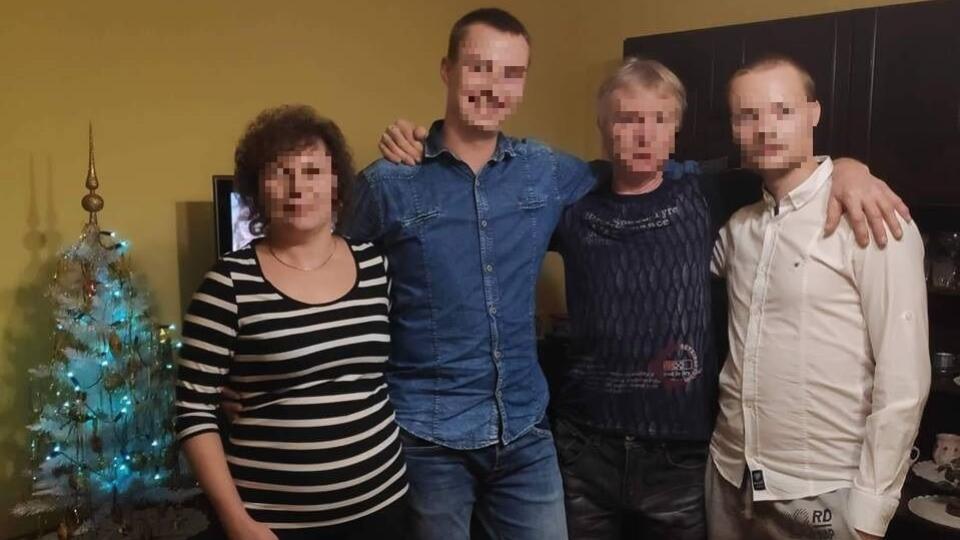 Rodina pohromade. V strede 55 ročný otec Tibor, v bledej košeli 23 ročný Zoltán, v modrej košeli starší zo synov Tibor.