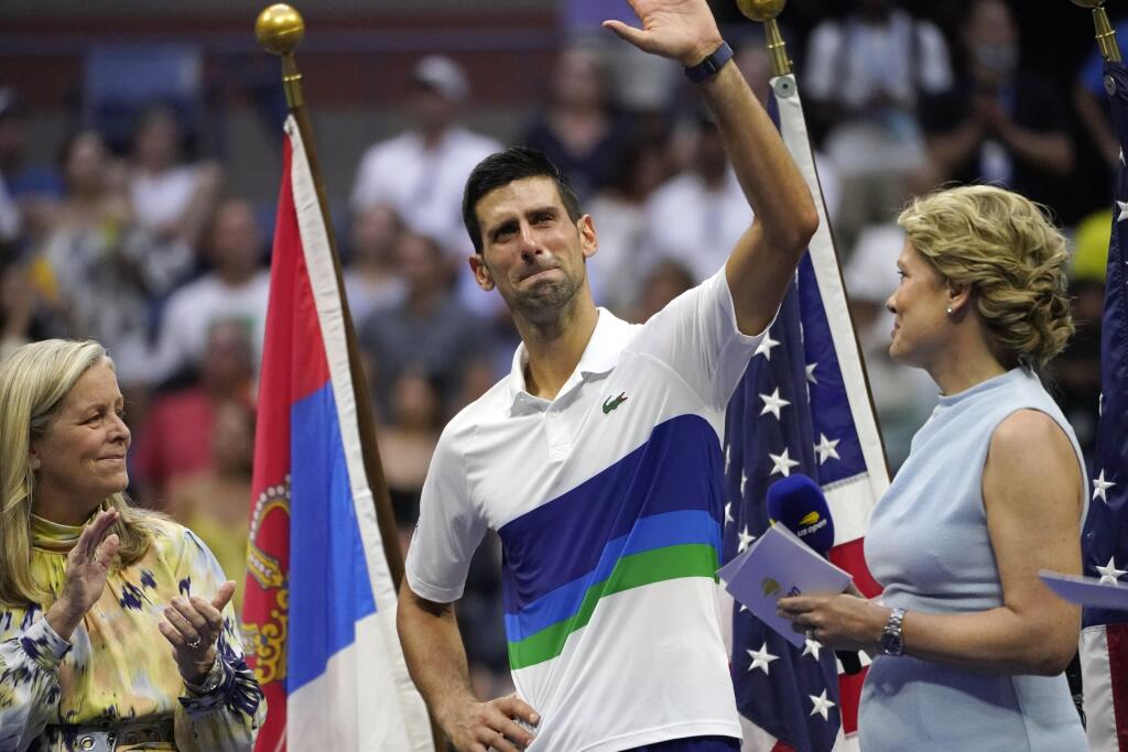 KK13 New York - Srbský tenista Novak Djokovič (uprostred) ďakuje divákom po prehre proti Rusovi Daniilovi Medvedevovi vo finále mužskej dvojhry na grandslamovom turnaji US Open 12. septembra 2021 v New Yorku. Ruský tenista Daniil Medvedev sa stal víťazom mužskej dvojhry na US Open a získal prvý grandslamový titul v kariére. Vo finále zvíťazil po životnom výkone ako nasadená dvojka nad turnajovou jednotkou Srbom Novakom Djokovičom 6:4, 6:4, 6:4 a prekazil mu kalendárny Grand Slam. FOTO TASR/AP
No