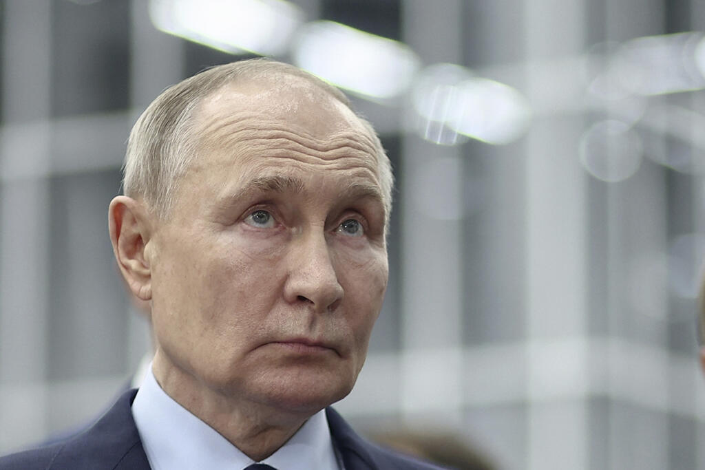 AZ8 Samara - Ruský prezident Vladimir Putin na návšteve výskumného a výrobného centra pre bezpilotné letecké systémy v Samare v Rusku v utorok 28. januára 2025. Ruský prezident Vladimir Putin sa obáva rokovaní o ukončení vojny na Ukrajine, vyhlásil ukrajinský prezident Volodymyr Zelenskyj po tom, ako Putin vylúčil priame rokovania so svojím ukrajinským náprotivkom. FOTO TASR/AP 

Russian President Vladimir Putin visits the Samara research and production centre for unmanned aircraft systems in Sa