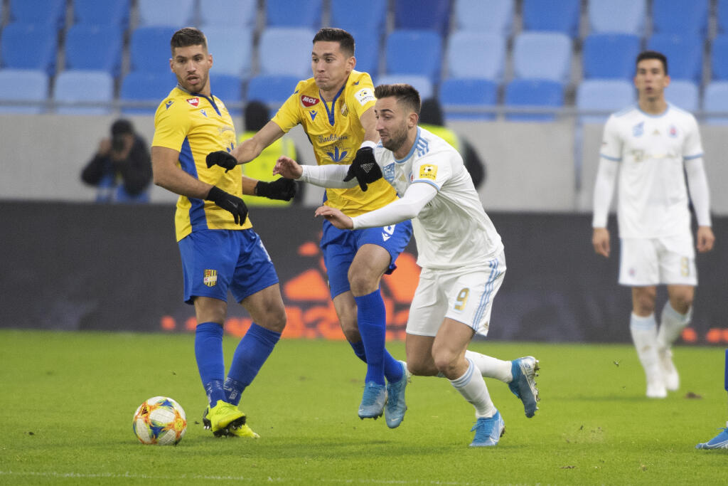 Na snímke v popredí sprava Andraž Šporar (Slovan), Máté Vida a Kristhoper Vida (obaja DAC) v zápase 18. kola Fortuna ligy vo futbale ŠK Slovan Bratislava - FC DAC 1904 Dunajská Streda 7. decembra 2019 v Bratislave. FOTO TASR - Pavel Neubauer