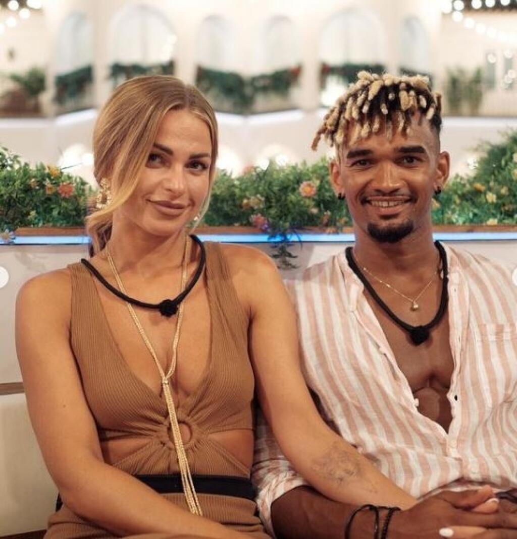 Nathan a Tess tvoria v šou Love Island pár.