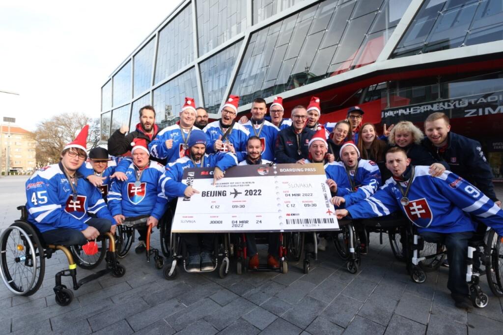 Slovenskí parahokejisti postúpili na paralympiádu, odfotili sa so symbolickou letenkou do Pekingu.