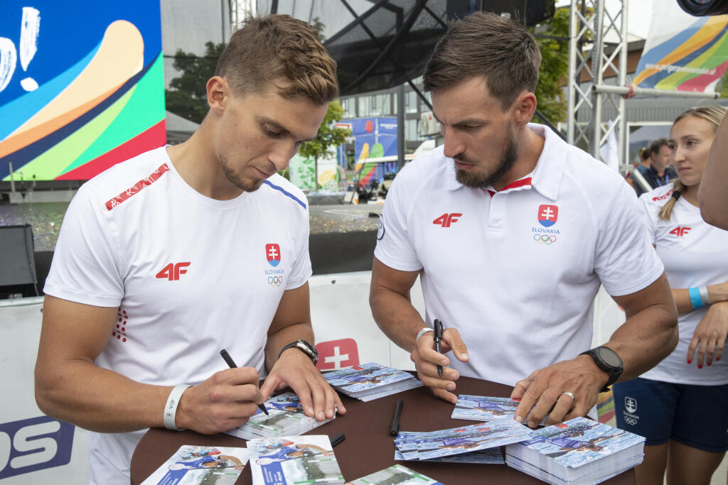 Autogramiáda slovenských olympionikov po návrate z japonského Tokia v X-Bionic Šamorín. Vodný slalomár Jakub Grigar a kanoista Peter Gelle podpisovali kartičky pri jednom stole.