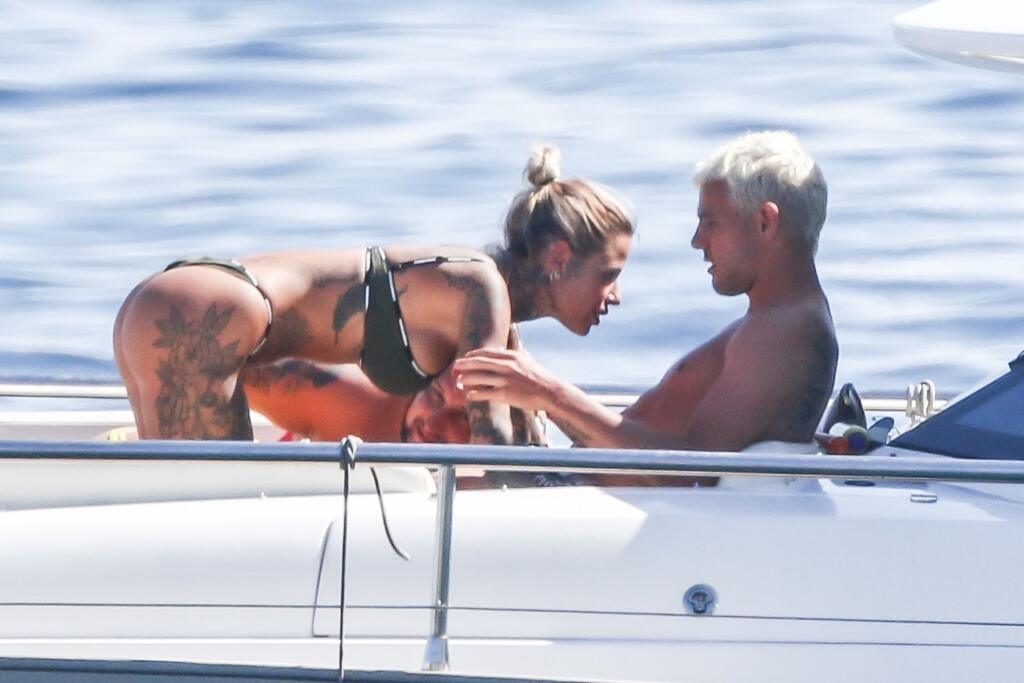 Futbalista Theo Hernandez a modelka Zoe Cristofoli si užili plavbu na jachte plnú erotiky.