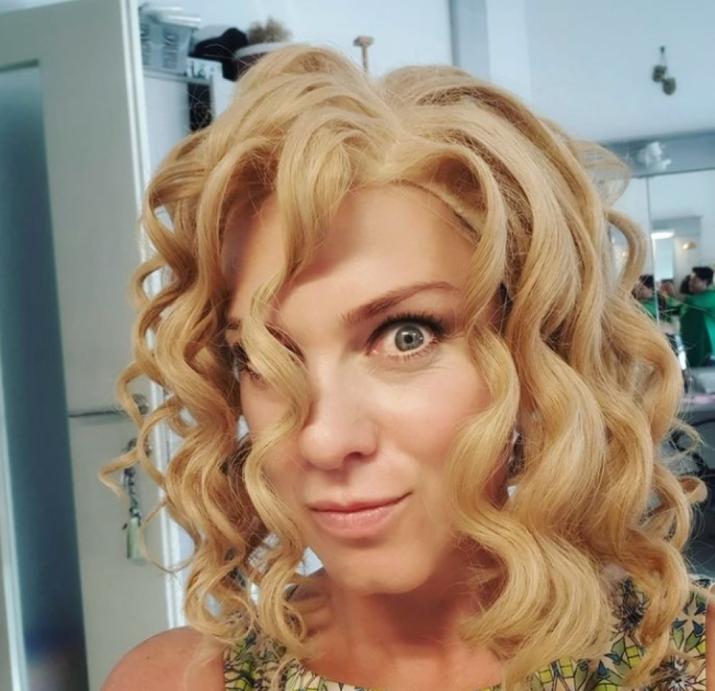 Monika vyzerá s parochňou úplne inak.