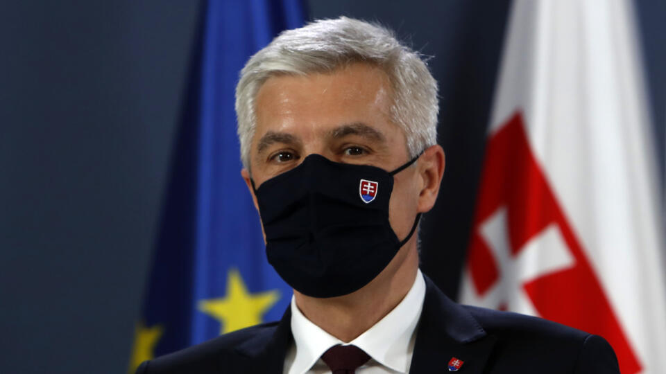 EBE 27 Belehrad - Na snímke slovenský minister zahraničných vecí Ivan Korčok počas tlačovej konferencie po stretnutí so srbským partnerom Nikolom Selakovičom v Belehrade 8. februára 2021. FOTO TASR/AP
Slovakia's Foreign Minister Ivan Korcok listens his Serbian counterpart Nikola Selakovic during a press conference after their talks in Belgrade, Serbia, Monday, Feb. 8, 2021. Korcok is on a one-day visit to Serbia. (AP Photo/Darko Vojinovic)