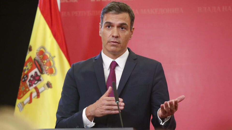 WA 58 Skopje - Španielsky premiér Pedro Sánchez gestikuluje počas tlačovej konferencie so severomacedónskym premiérom Dimitarom Kovačevskim v Skopje v nedeľu 31. júla 2022. Sánchez pricestovalirirkr na jednodňovú oficiálnu návštevu Severného Macedónska v rámci svojej cesty po krajinách západného Balkánu. FOTO TASR/AP
Spain's Prime Minister Pedro Sanchez talks to the media during a news conference with North Macedonia's Prime Minister Dimitar Kovacevski, in the government building in Skopje, North Ma