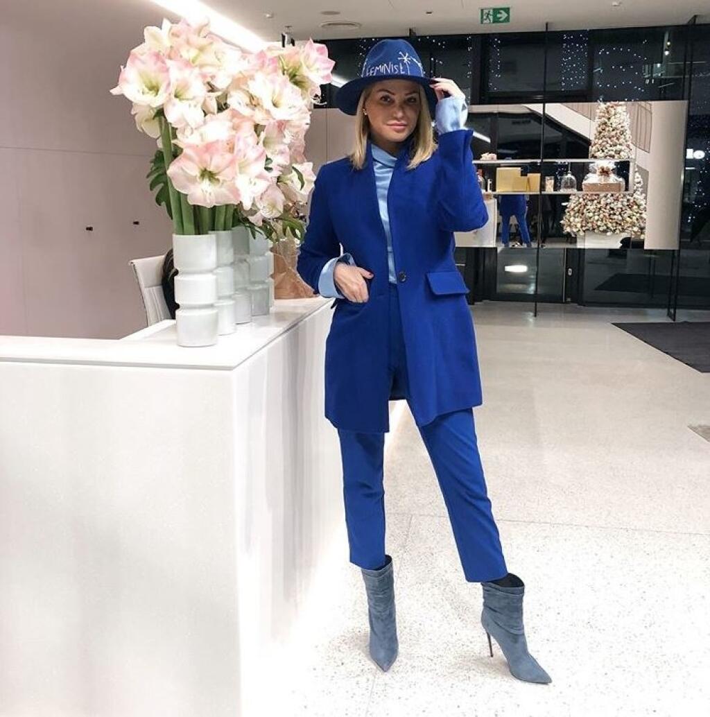 Alena Pallová razí nový módny trend. Svoje hriešne drahé outfity ladí do jedného odtieňu.