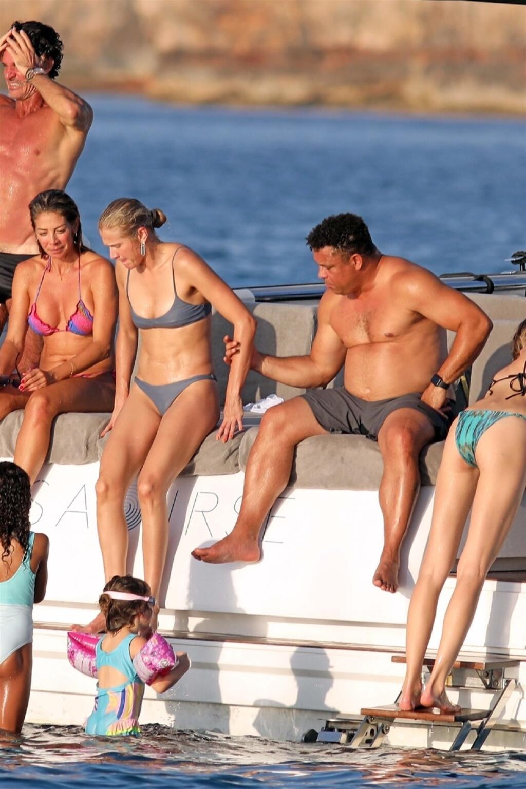 Ronaldo sa na luxusnej lodi vyzliekol a ukázal svoju nefutbalovú postavu.Jeho partnerka Celina si na rozdiel od neho drží svoju štíhlu figúru.