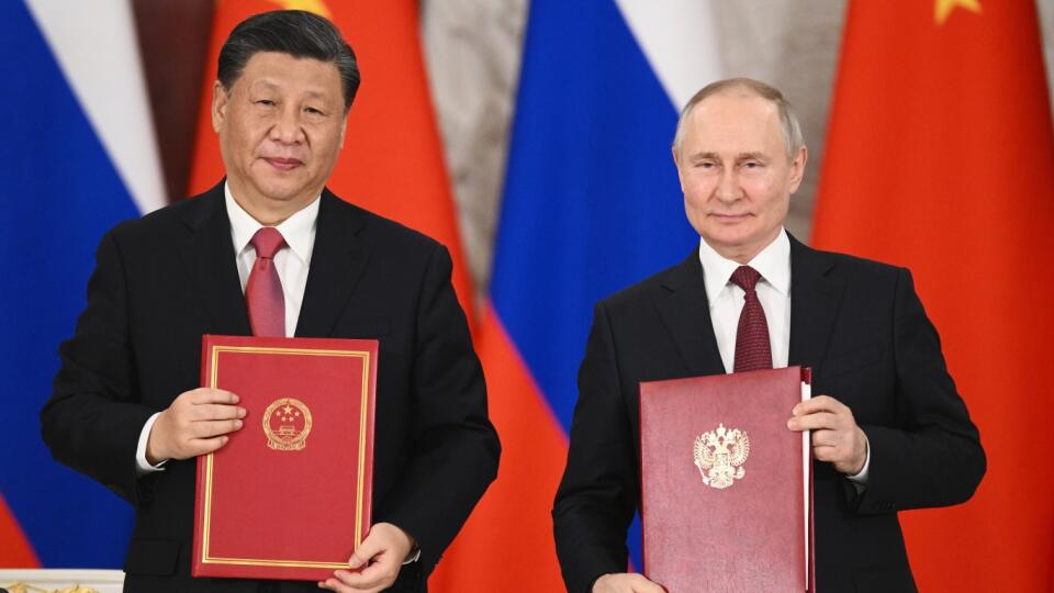 Ruský prezident Vladimir Putin (vpravo) a čínsky prezident Si Ťin-pching pózujú po podpísaní dokumentov o strategickej spolupráci 21. marca 2023 v Moskve.