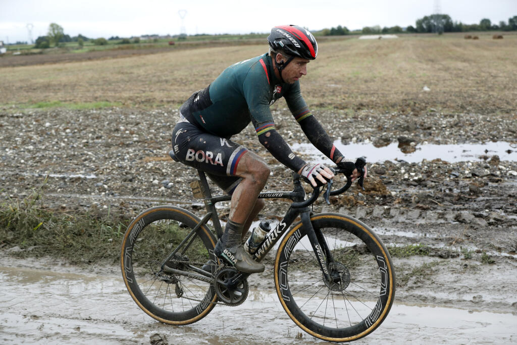 Peter Sagan pokračoval na ceste do Roubaix, ale pád ho poznačil.