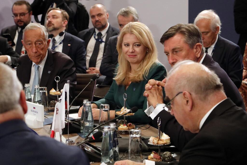 V súvislosti s vojnou na Ukrajine prezidenti diskutovali o potrebe pokračovania spoločného tlaku na Rusko. Hovorili aj o ďalšom balíku sankcií, na ktorom sa práve v týchto dňoch dohodla Európska únia.