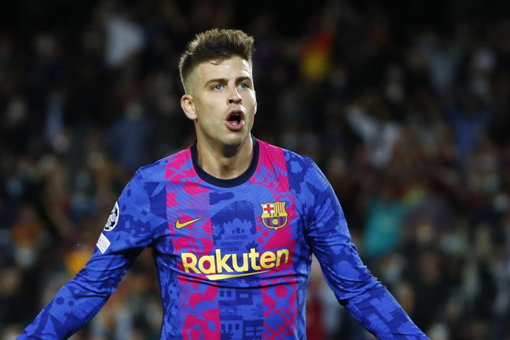 KK28 Barcelona - Futbalista FC Barcelony Gerard Pique sa teší z gólu počas zápasu E-skupiny 3. kola skupinovej fázy Ligy majstrov FC Barcelona - Dynamo Kyjev 20. októbra 2021 v Barcelone. FOTO TASR/AP
Barcelona's Gerard Pique celebrates after scoring his side's first goal during a Champions League group E soccer match between F.C. Barcelona and Dinamo Kyiv at Camp Nou stadium in Barcelona, Spain, Wednesday, Oct. 20, 2021. (AP Photo/Joan Monfort)