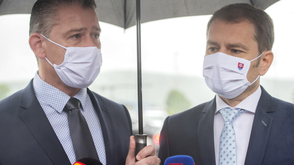 Na snímke vpravo predseda vlády SR Igor Matovič a vľavo minister vnútra SR Roman Mikulec na slovensko-rakúskom hraničnom priechode Petržalka - Berg 5. júna 2020 v Bratislave. Občania SR už nepotrebujú formulár, ktorým sa museli preukázať pri vstupe do zahraničia a pri návrate späť do SR. FOTO TASR - Martin Baumann