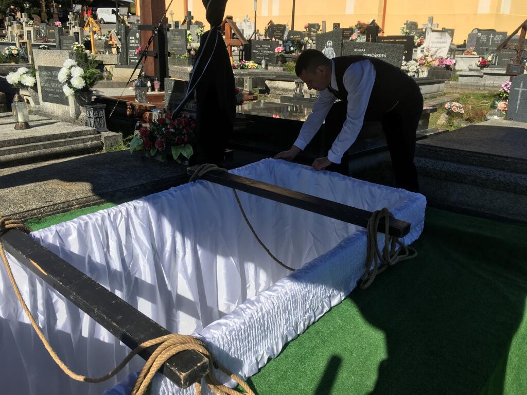 Mareka pochovali v rodnom Ždiari. Hrob mu vystali bielym tylom a na dno hrobu dali