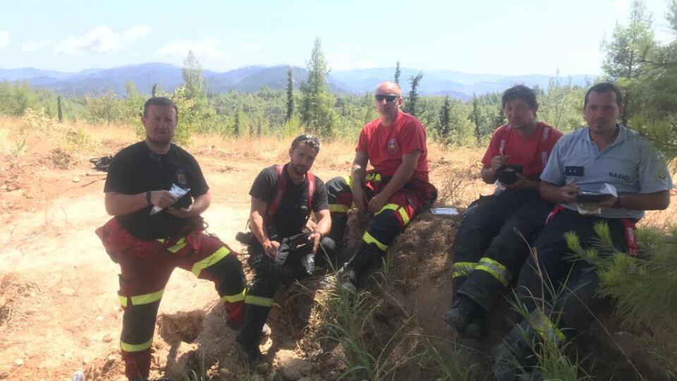 Na dobrom jedle si pochutnali tiež zasahujúci hasiči v teréne, ktorí aj dnes pokračujú v dohášaní skrytých ohnísk a monitorovaní spáleniska.