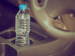 Fľaša s vodou v aute môže spôsobiť požiar, pozor na to