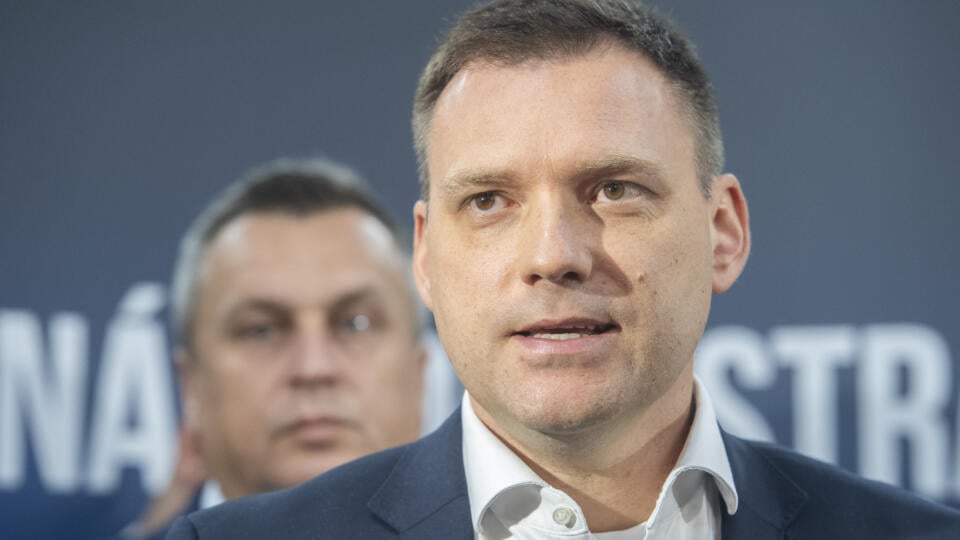 Na snímke v popredí Tomáš Taraba a v pozadí predseda SNS Andrej Danko počas tlačovej konferencie 24. októbra 2023 v Bratislave. Rudolf Huliak nebude kandidátom SNS na post ministra životného prostredia. Strana nominuje miesto neho Tomáša Tarabu. FOTO TASR - Martin Baumann