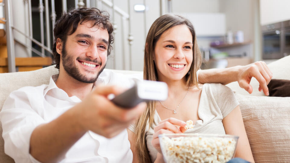 muž a žena - televízia - sledovanie televízie - diaľkový ovládač - pukance - popcorn