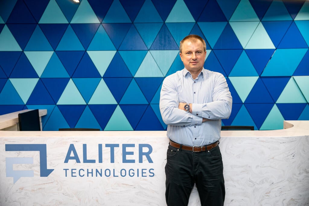Na fotke je šéf spoločnosti Aliter Technologies Peter Dostál.