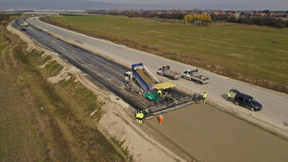 Polícia obvinila dvoch vrcholných manažérov spoločnosti D4R7 Construction, ktorá je hlavným zhotoviteľom projektu diaľnice D4 a rýchlostnej cesty R7.