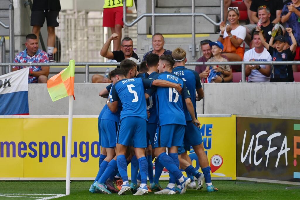 Na snímke radosť hráčov Slovenska po strelení gólu počas zápasu o 5. miesto na Majstrovstvách Európy U19 Slovensko U19 - Rakúsko U19 v Trnave v utorok 28. júna 2022. FOTO TASR - Lukáš Grinaj