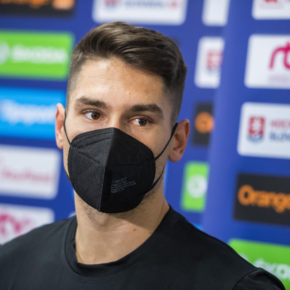 Na snímke hokejista Samuel Takáč počas tlačového brífingu na zraze slovenskej hokejovej reprezentácie pred Nemeckým pohárom v Bratislave 8. novembra 2021. FOTO TASR - Jaroslav Novák