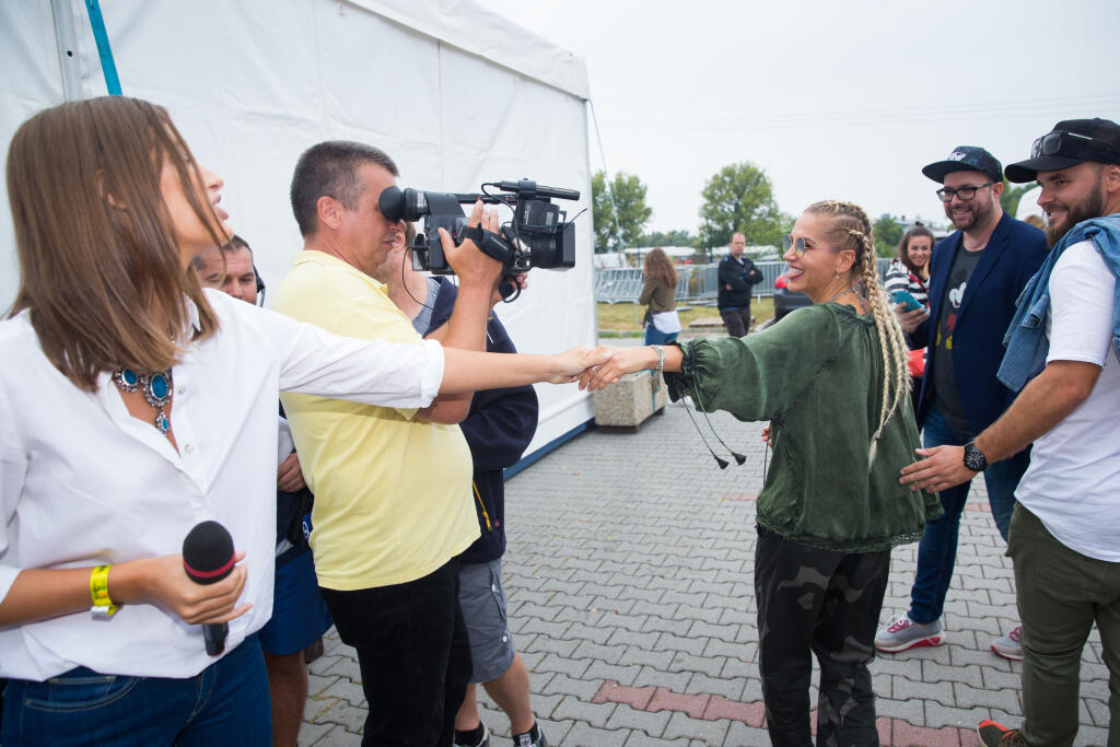 Deň otvorených dverí televízie Markíza v Záhorskej Bystrici. Na snímke Jasmina Alagič a Dara Rolins.
