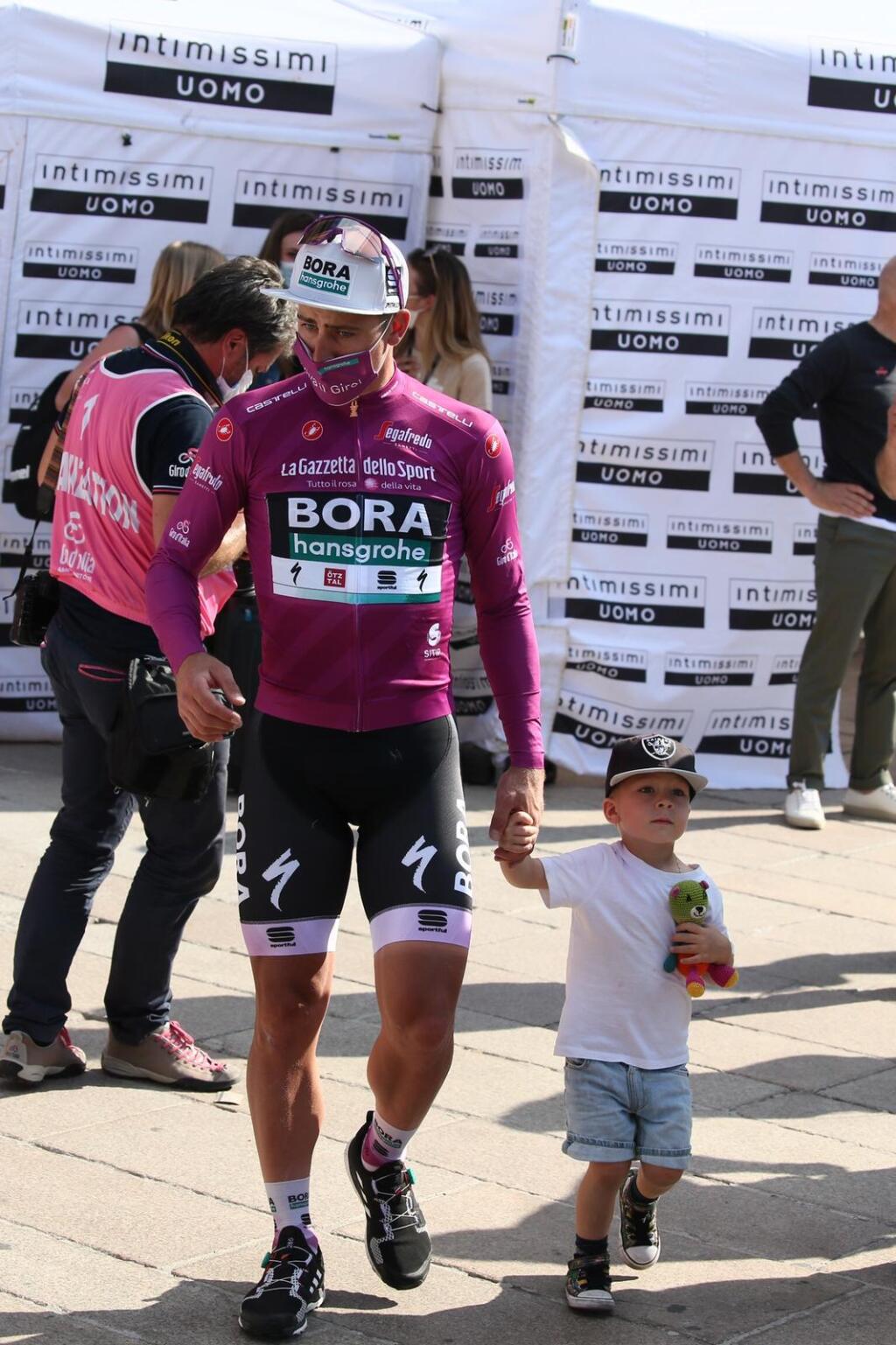 Peter Sagan oslavoval zisk cyklámenového dresu so svojím synčekom Marlonom, s ktorým sa dokonale zladil - obaja mali na sebe dres v rovnakých farbách.