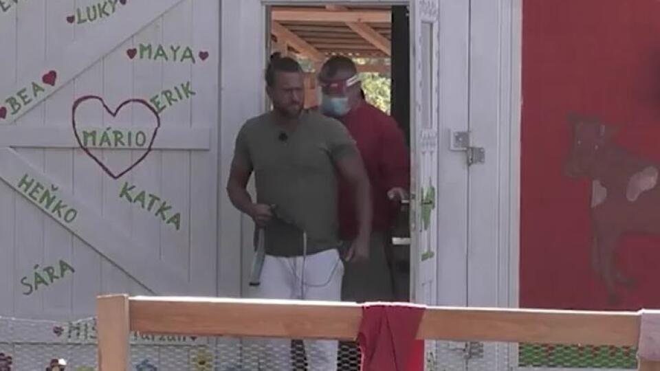 Henrika z Farmy odviezli preč.