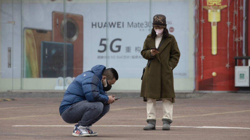 WA 37 archív Peking - Na archívnej snímke z 8. marca 2020 pár s ochrannými rúškami na tvári sa pozerá do svojich mobilných telefónov pri reklamnom bilborde týkajúcom sa 5G smartfónov od spoločnosti Huawei. Minister zahraničných vecí Spojených štátov amerických Mike Pompeo v piatok 17. apríla 2020 uviedol, že úloha Číny v globálnej pandémii nového koronavírusu pravdepodobne prinúti mnoho štátov prehodnotiť svoj postoj k prijatiu čínskych 5G sietí od spoločnosti Huawei. FOTO TASR/AP
In this Sund