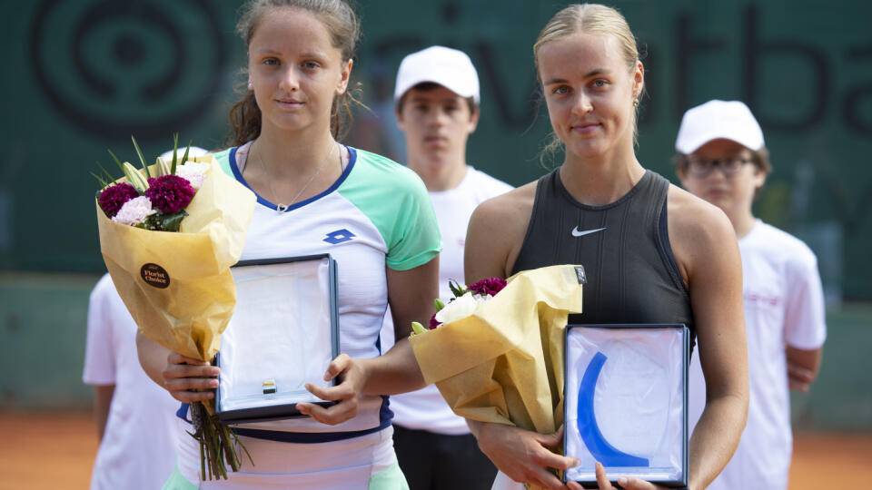 Na snímke vpravo víťazka tenisového turnaja Privatbanka Open v dvojhre žien Anna Karolína Schmiedlová a vľavo porazená finalistka Viktória Kužmová po finále 12. júla 2020 v Bratislave. FOTO TASR - Pavel Neubauer