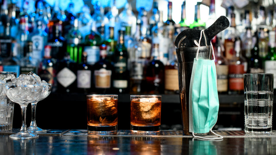 Alkohol v bare počas pandémie koronavírusu