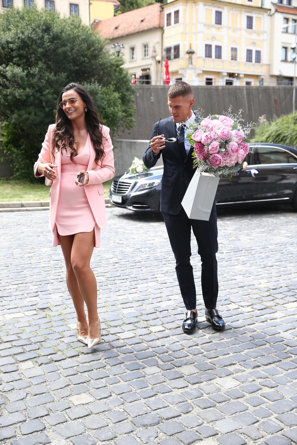 Škrtelova manželka sa často na verejnosti neobjavuje, keď tak urobí, je stredobodom pozornosti. Stalo sa tak aj na svadbe futbalistu Adama Nemca, kde prišla bez podprsenky.
