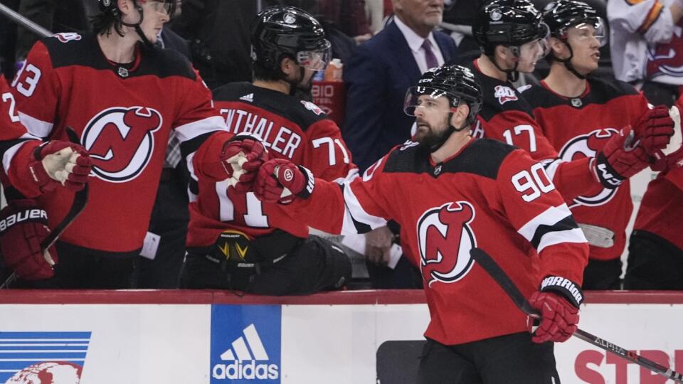 EBE 30 Newark - Na snímke dole slovenský útočník Devils Tomáš Tatar oslavuje so striedačkou gól v zápase hokejovej NHL New Jersey Devils - Winnipeg Jets v noci na 20. februára 2023. FOTO TASR/AP
New Jersey Devils' Tomas Tatar (90) is congratulated for his goal against the Winnipeg Jets during the first period of an NHL hockey game Sunday, Feb. 19, 2023, in Newark, N.J. (AP Photo/Frank Franklin II)