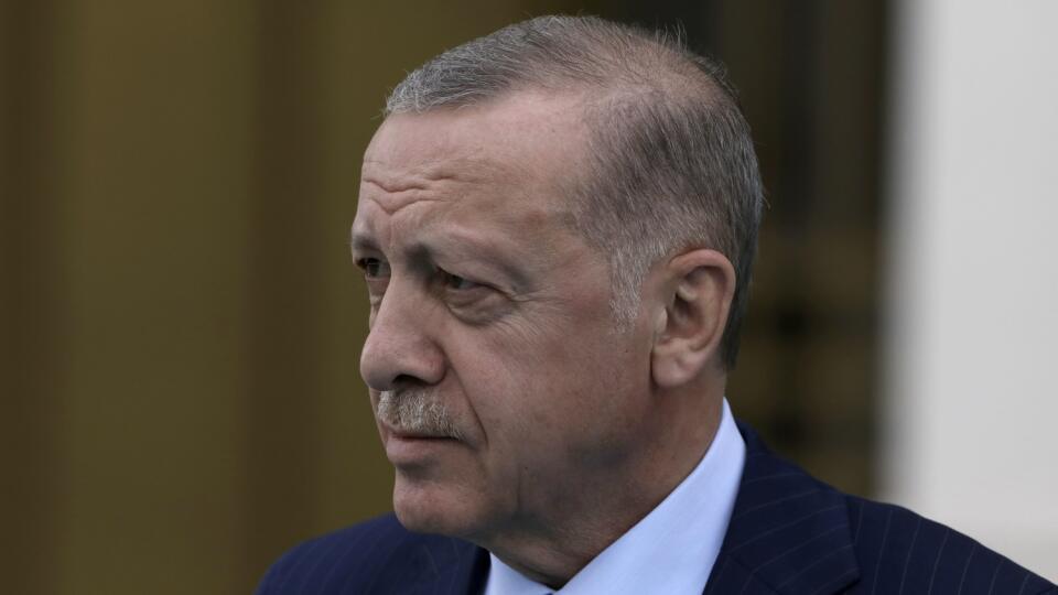 JB 2 Ankara - Turecký prezident Recep Tayyip Erdogan prichádza na stretnutie s tuniským prezidentom Abdalom Madžídom Tabbúnom v Ankare 16. mája 2022. Turecká vláda nebude súhlasiť s členstvom Švédska a Fínska v Severoatlantickej aliancii, povedal v pondelok turecký prezident Recep Tayyip Erdogan. TASR informáciu prevzala z agentúry AFP.