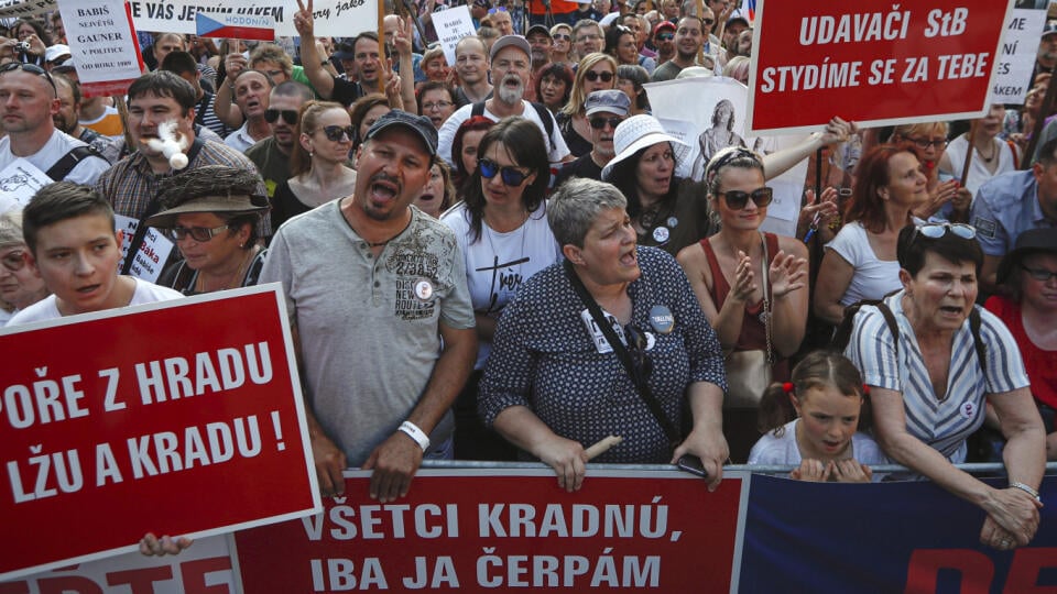 Nedeľňajší protest má byť vyvrcholením série demonštrácií, ktoré sa v uplynulých týždňoch uskutočnili nielen v Prahe, aj aj ďalších českých mestách.