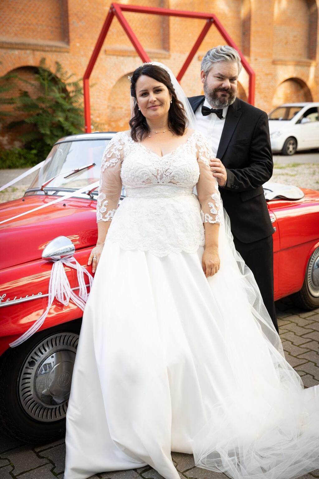Petra ako nevesta, ktorá sa vydáva za profesora, ktorého hrá Samo Trnka.