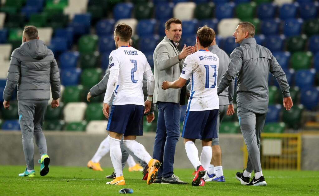 WA 83 Belfast - Tréner slovenskej futbalovej reprezentácie Štefan Tarkovič (tretí vľavo), hráči Patrik Hrošovský (druhý sprava) a Peter Pekarík sa tešia po výhre 2:1 v zápase finále play off o EURO 2020 Severné Írsko - Slovensko v belfastskom Windsor Parku vo štvrtok 12. novembra 2020. Slováci sa po výhre v Belfaste prebojovali na kontinentálny šampionát druhýkrát v histórii, v E-skupine budú ich súpermi Poľsko, Švédsko a Španielsko. FOTO pre TASR/PA/Brian Lawless
Slovakia's Stefan Tarkovic and